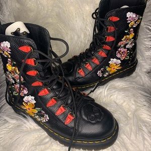 Dr martens skull floral combat boot